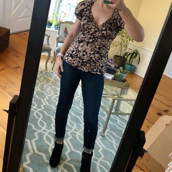 Ann Taylor Dark Floral V-Neck Sleeveless Blouse Shell Top Workwear Size 0 - Picture 4 of 9